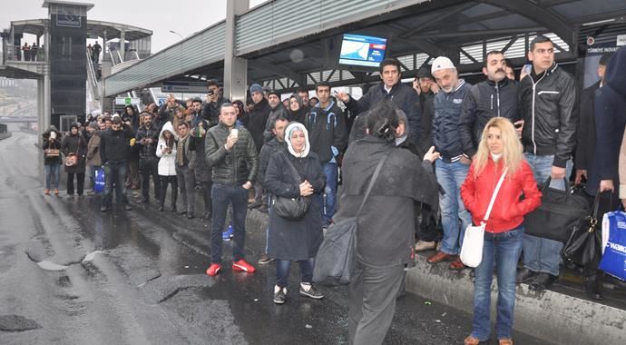 Metrobüs durağında eylem! Yolu kapattılar Metrobüs durağında eylem! Yolu kapattılar