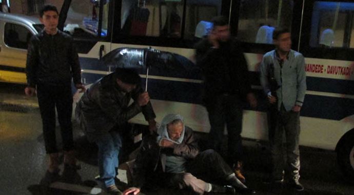 Minibüs şoförü para üstü verirken yayaya çarptı