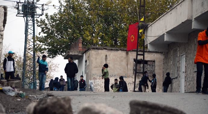 Silvan&#039;da ortalık karıştı, yine polise saldırdılar
