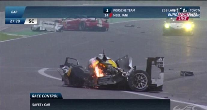Mark Webber&#039;in aracı alev topuna döndü!