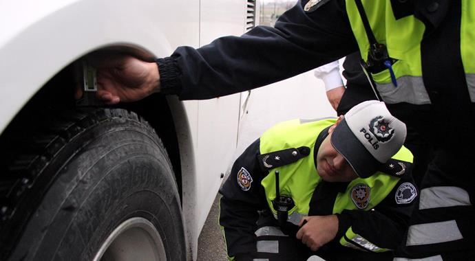 Bolu Dağı'nda kış lastiği denetimi yapıldı Bolu Dağı'nda kış lastiği denetimi yapıldı