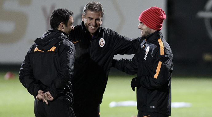 Hamzaoğlu, Galatasaray'da ilk antrenmanına çıktı Hamzaoğlu, Galatasaray'da ilk antrenmanına çıktı