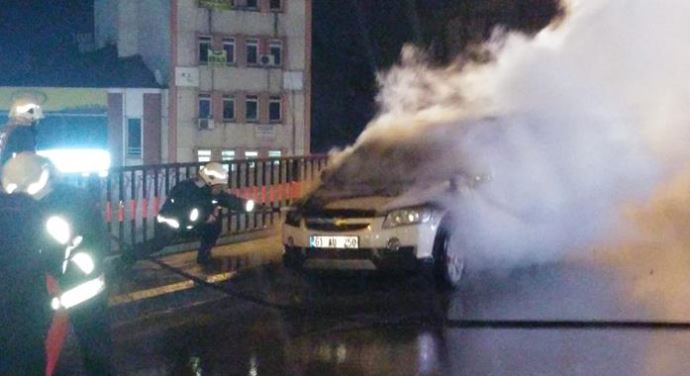 Lüks arabası gözleri önünde cayır cayır yandı Lüks arabası gözleri önünde cayır cayır yandı