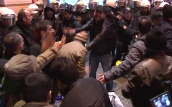 BDP'lilerin Taksim'deki IŞİD protestosunda ortalık karıştı BDP'lilerin Taksim'deki IŞİD protestosunda ortalık karıştı