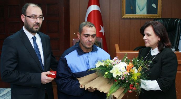 Kahraman temizlik işçisine ödül yağıyor