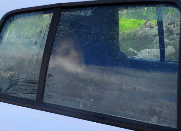 Genç kız 7 aydır arabada yaşıyor Genç kız 7 aydır arabada yaşıyor