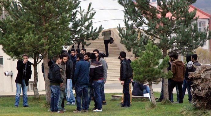 Bolu&#039;da üniversite öğrencileri birbirine girdi