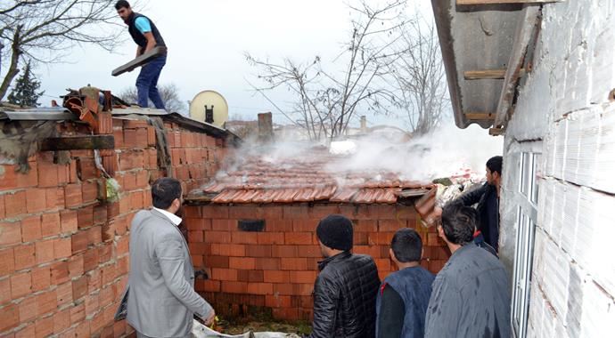 Evi yanan aile kış ortasında sokakta kaldı Evi yanan aile kış ortasında sokakta kaldı