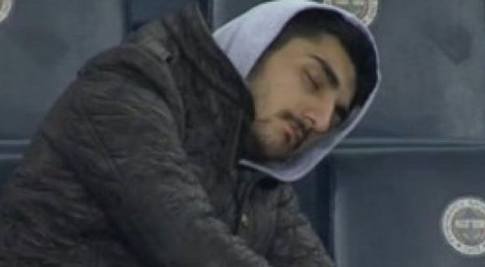 Uyuya kalan taraftar sosyal medyayı salladı Uyuya kalan taraftar sosyal medyayı salladı