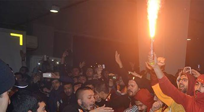 Galatasaraylı futbolcular imza dağıttı