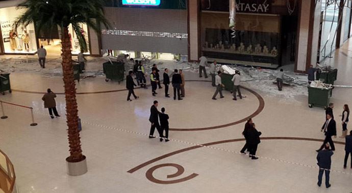 AVM'nin tavanı çöktü, yaralılar var AVM'nin tavanı çöktü, yaralılar var