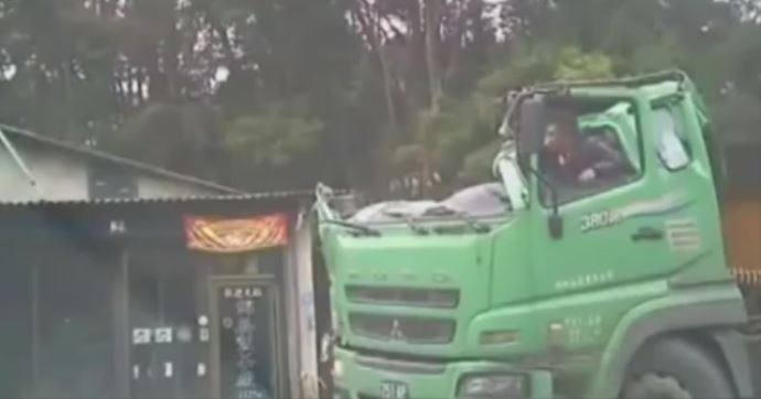 Çinli şoför rahat tavırlarıyla şaşırttı Çinli şoför rahat tavırlarıyla şaşırttı