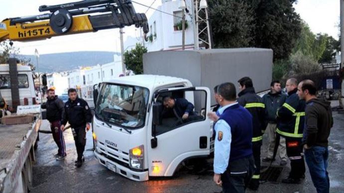 Bodrum'da yol çöktü, sürücüler deprem oluyor sandı Bodrum'da yol çöktü, sürücüler deprem oluyor sandı
