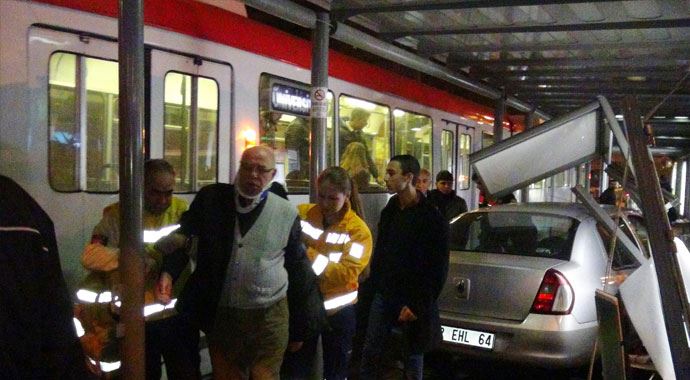 Kontrolü kaybeden sürücü tramway yoluna girdi Kontrolü kaybeden sürücü tramway yoluna girdi