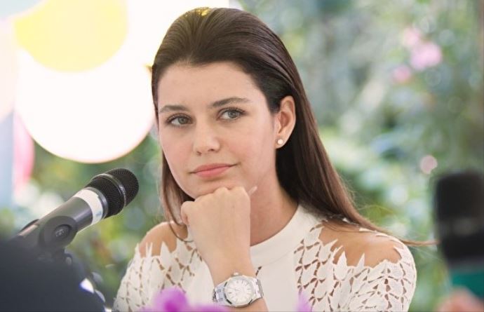Beren Saat'ten hayranlarına çağrı! Beren Saat'ten hayranlarına çağrı!