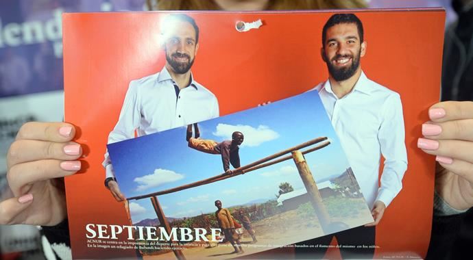 Arda Turan mülteci çocuklar için poz verdi Arda Turan mülteci çocuklar için poz verdi