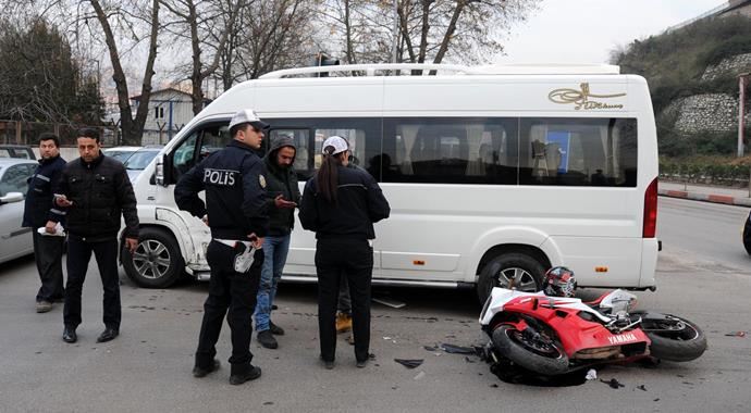 Motosiklet sürücüsü polisten kaçarken kaza yaptı, 3 yaralı 
