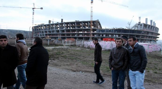 Maaşını alamayan işçiler stadyum inşaatında eylem yaptı