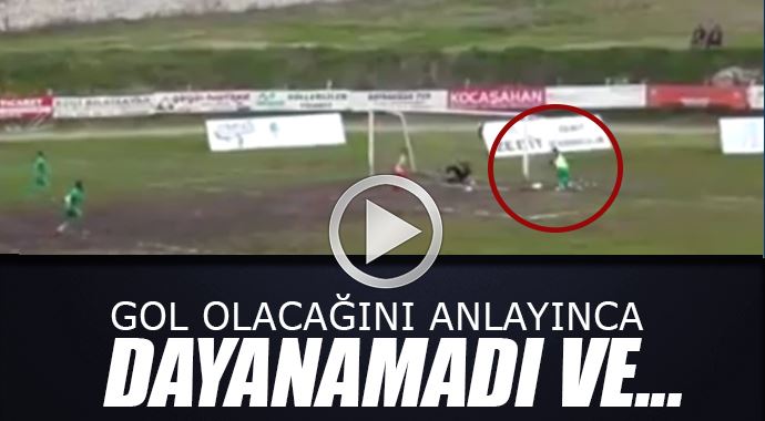 Gol olacağını anlayınca dayanamadı ve... Gol olacağını anlayınca dayanamadı ve...