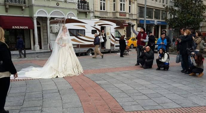 Gelinliklerini Galata Kulesi'nde tanıttı Gelinliklerini Galata Kulesi'nde tanıttı
