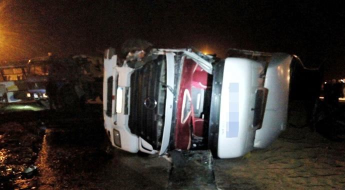 Suriyeli işçilerini taşıyan minibüs TIR'la çarpıştı, 18 yaralı var Suriyeli işçilerini taşıyan minibüs TIR'la çarpıştı, 18 yaralı var