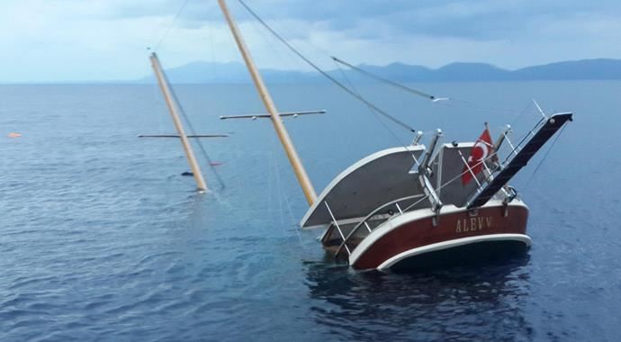 Muğla'da Alev isimli yat deniz ortasında yandıktan sonra battı