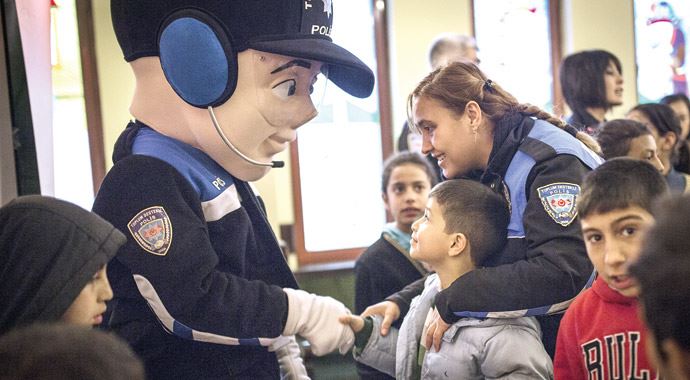 Polis ablayla tiyatroya Polis ablayla tiyatroya