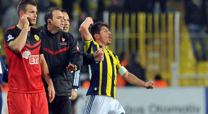 Emre'nin gördüğü kırmızı kart Aziz Yıldırım'ı bile çileden çıkardı Emre'nin gördüğü kırmızı kart Aziz Yıldırım'ı bile çileden çıkardı