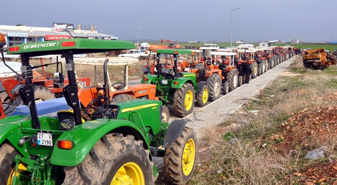 Kilometrelerce uzayan traktör kuyruğu şaşırttı Kilometrelerce uzayan traktör kuyruğu şaşırttı