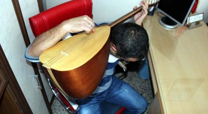 Bu adama sazı ensesinde çalıyor Bu adama sazı ensesinde çalıyor