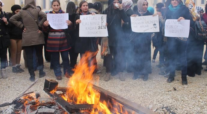 Üniversitede ateşli protesto