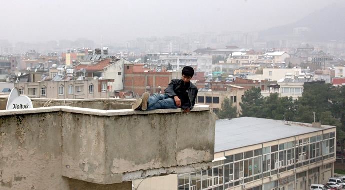 7 katli binanın tepesine çıkan çocuk yürekleri ağza getirdi