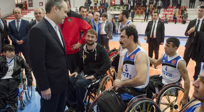 Bakanı Kılıç, tekerlekli sandalye basketbol maçı izledi