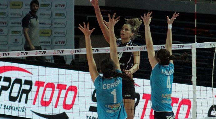 Vakıfbank liderliğini korudu
