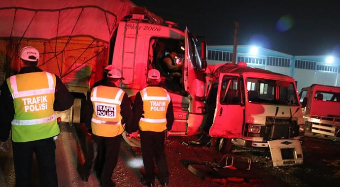 Denizli'de feci kaza: 17 yaralı Denizli'de feci kaza: 17 yaralı