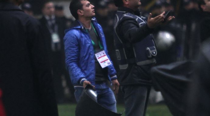 Akhisarlı futbolculara koltuk attılar Akhisarlı futbolculara koltuk attılar