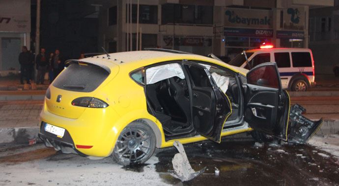 İki otomobil çarpıştı: 4 yaralı