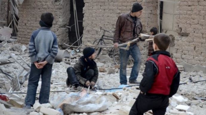 Enkazdan yakacak topluyorlar Enkazdan yakacak topluyorlar