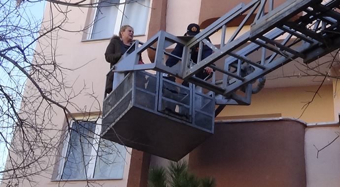 Kocasının eve kitlediği kadın balkondan bağırarak kurtuldu Kocasının eve kitlediği kadın balkondan bağırarak kurtuldu
