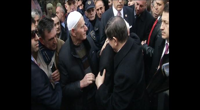 Başbakan'ı görünce hüngür hüngür ağladı Başbakan'ı görünce hüngür hüngür ağladı