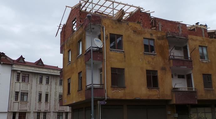 Çatıda çalışırken beton zemine düştü, öldü Çatıda çalışırken beton zemine düştü, öldü