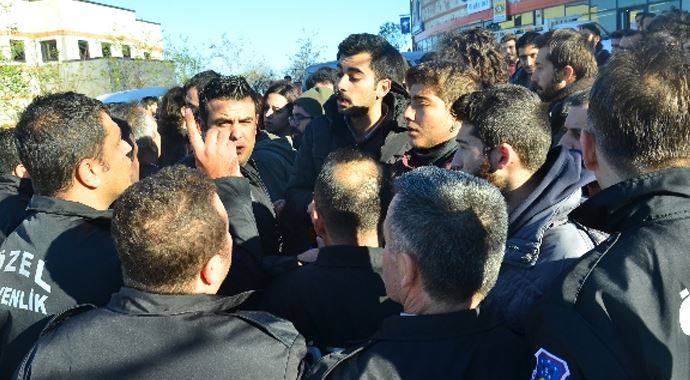 Kocaeli Üniversitesi karıştı, 20 gözaltı Kocaeli Üniversitesi karıştı, 20 gözaltı