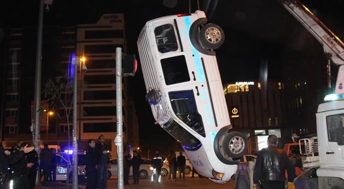 Kırmızı ışıkta geçip ekip otosuna çarptı: 2 polis yaralı