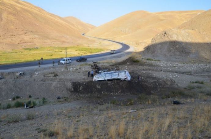 Bitkisel yağ yüklü tanker şarampole yuvarlandı Bitkisel yağ yüklü tanker şarampole yuvarlandı