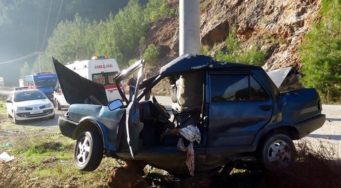 Otomobilde sıkışarak can verdi Otomobilde sıkışarak can verdi