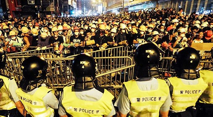 Hong Kong&#039;da sulare durulmuyor, 37 gözaltı
