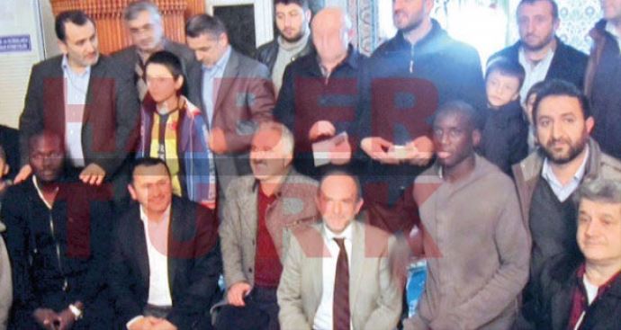 Demba Ba ve Sow, camide sohbete katıldı Demba Ba ve Sow, camide sohbete katıldı