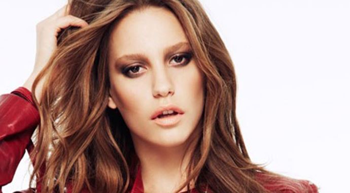 Serenay Sarıkaya yeni imajıyla herkesi şaşırttı Serenay Sarıkaya yeni imajıyla herkesi şaşırttı