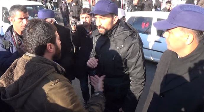 Polis memuru DBP'li başkana öyle bir cevap verdi ki... Polis memuru DBP'li başkana öyle bir cevap verdi ki...