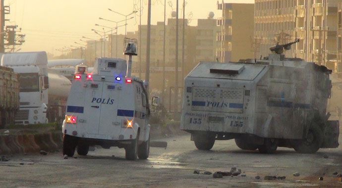 Silopi'de maskeli grup kepenk kapattırdı Silopi'de maskeli grup kepenk kapattırdı